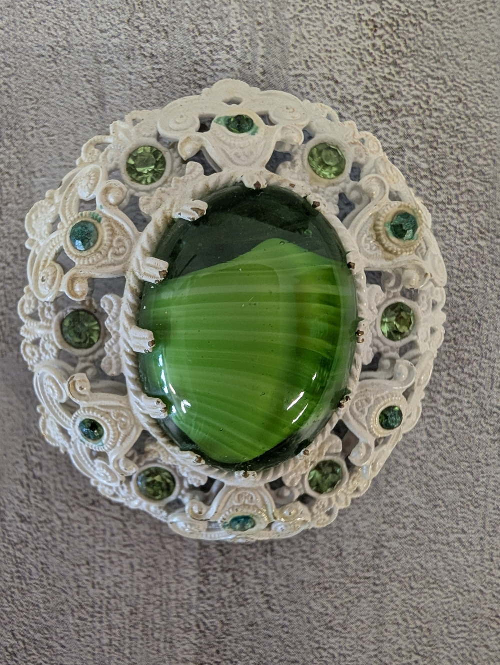 Vintage Brooch White Lattice Style Metal Green Glass Art Medallion Green Crystal - Picture 3 of 4